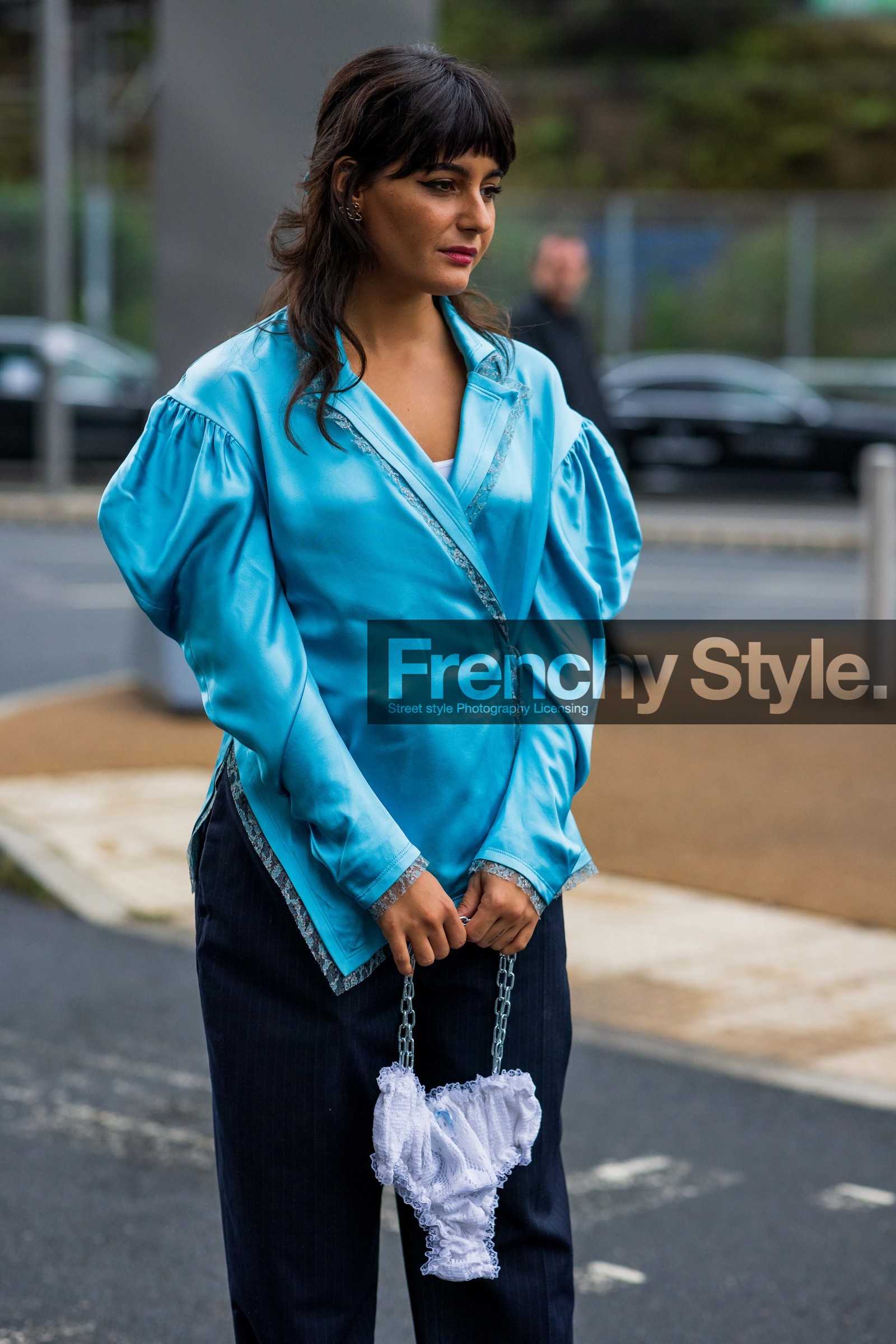 Maria Bernad, blouse, blue sky, blue, denim, navy blue, small bag, chain, silk, fashion week, frenchystyle, FW, jonathan paciullo, street style, SS 22, SPRING SUMMER 2022, LFW, LONDON, vertical, atmosphere details, detail