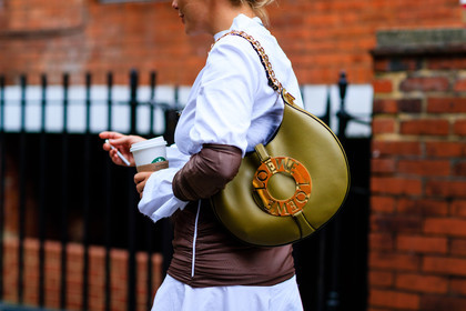 atmosphere details, detail, fashion week, frenchystyle, FW, green bag, horizontal, jonathan paciullo, leather bag, LFW, loewe, LONDON, SPRING SUMMER 2017, SS 17, street style, trousers, woman