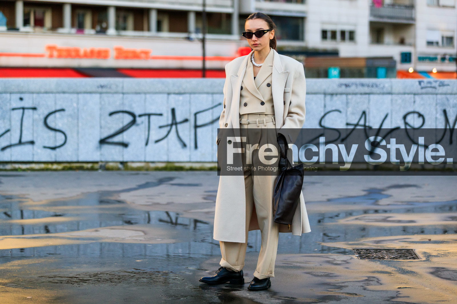 beatrice gutu, light beige jacket, light beige pants, light beige suits, light beige trench coat, cropped jacket, high waist pants, belted pants, carrot pants, black sunglasses, butterfly sunglasses, bottega veneta sunglasses, bottega veneta bag, black leather bag, black leather derbie, flat shoes, laced shoes, pearl necklace, fashion week, frenchystyle, FW, jonathan paciullo, street style, PFW, PARIS, AUTUMN WINTER 2020-2021, FALL WINTER 2020-2021, FW 20-21, horizontal, full length, atmosphere details