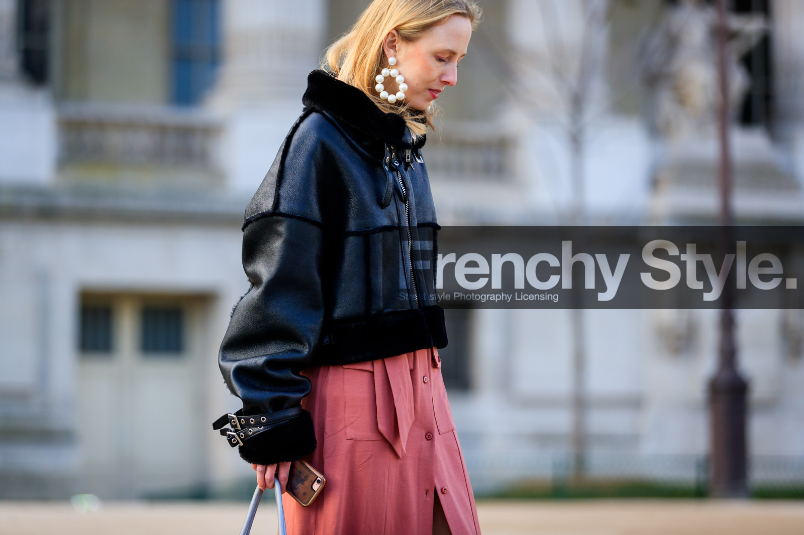 black jacket, earrings, leather jacket, pink dress, shearling, street style, jonathan paciullo, FW, frenchystyle, fashion week, PFW, PARIS, AUTUMN WINTER 2018-2019, FALL WINTER 2018-2019, FW 18-19, horizontal, atmosphere details
