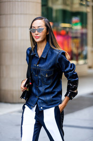 atmosphere details, black and white, black bag, blue denim, Chriselle Lim, denim jacket, detail, fashion week, frenchystyle, FW, graphic pants, jonathan paciullo, leather bag, NEW YORK, NYFW, SPRING SUMMER 2018, SS 18, street style, sunglasses, trousers, vertical