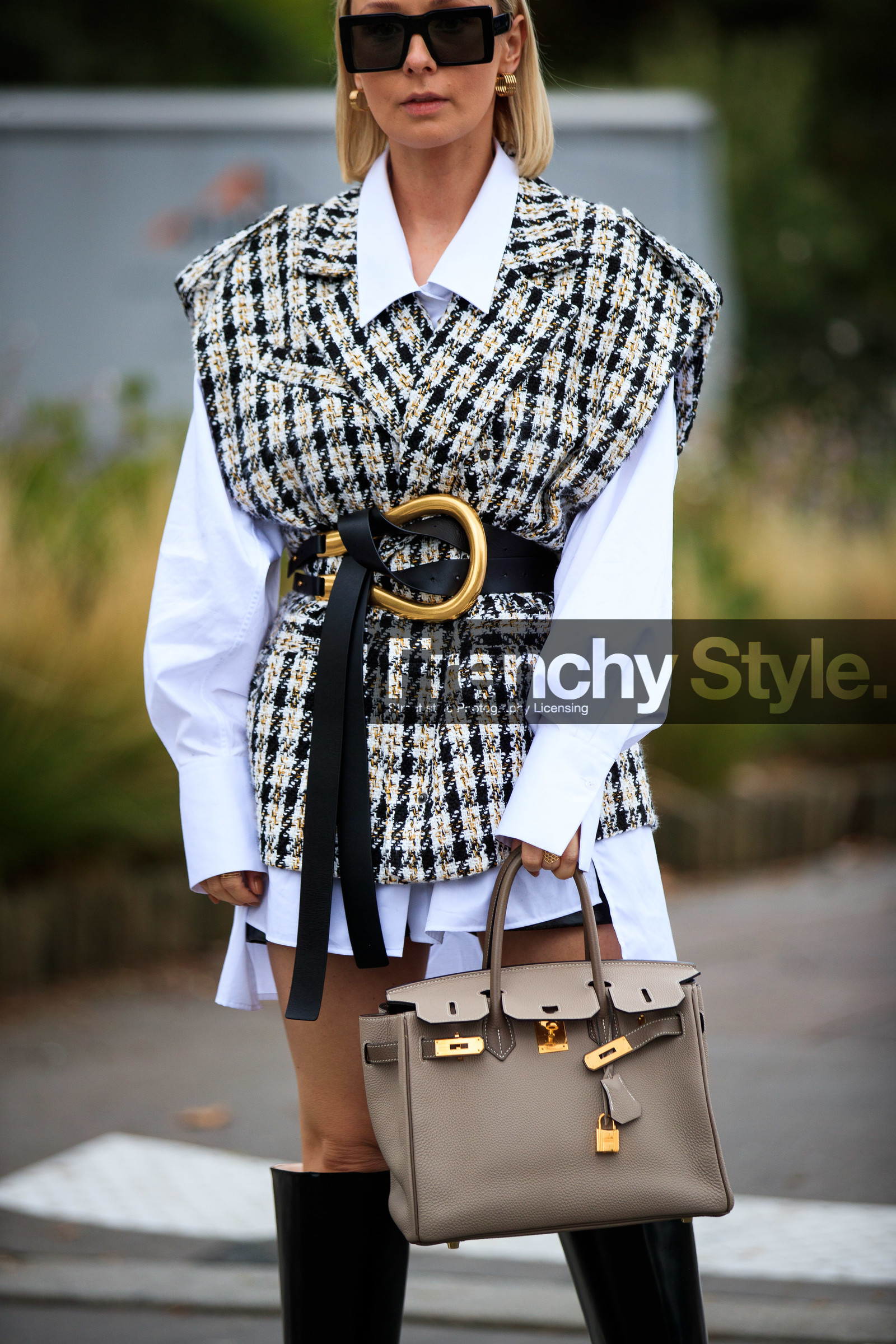 justyna czerniak, checked jacket, tweed jacket, sleeveless jacket, oversize jacket, oversize shirt, dress shirt, jacket dress, belted jacket, black leather belt, black leather boots, black polish boots, high boots, big belt, golden buckle belt, bottega veneta belt, big sunglasses, black sunglasses, square shape glasses, white shirt, beige leather bag, hand bag, hermes bag, kelly hermes bag, beige jacket, yellow jacket, fashion week, frenchystyle, FW, jonathan paciullo, street style, PFW, PARIS, SPRING SUMMER 2021, SS 21, vertical, atmosphere details, detail