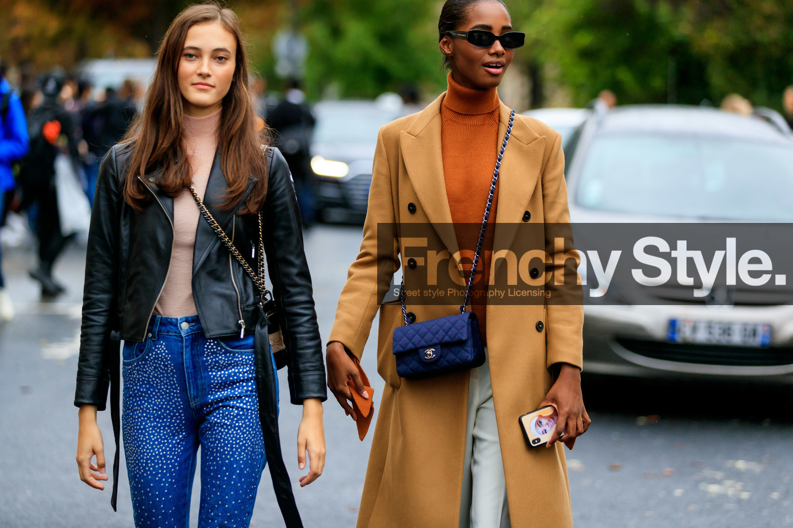 model, black leather perfecto, nude pullover, turtleneck pullover, chanel bag, blue jeans, strassed jeans, tight jeans, multi strap bag, chain strap bag, nude leather bag, black leather bag, beige coat, camel pullover, navy blue bag, quilted bag, small sunglasses, black sunglasses, PARIS, PFW, SPRING SUMMER 2020, SS 20, fashion week, frenchystyle, FW, jonathan paciullo, street style, horizontal, atmosphere details, detail