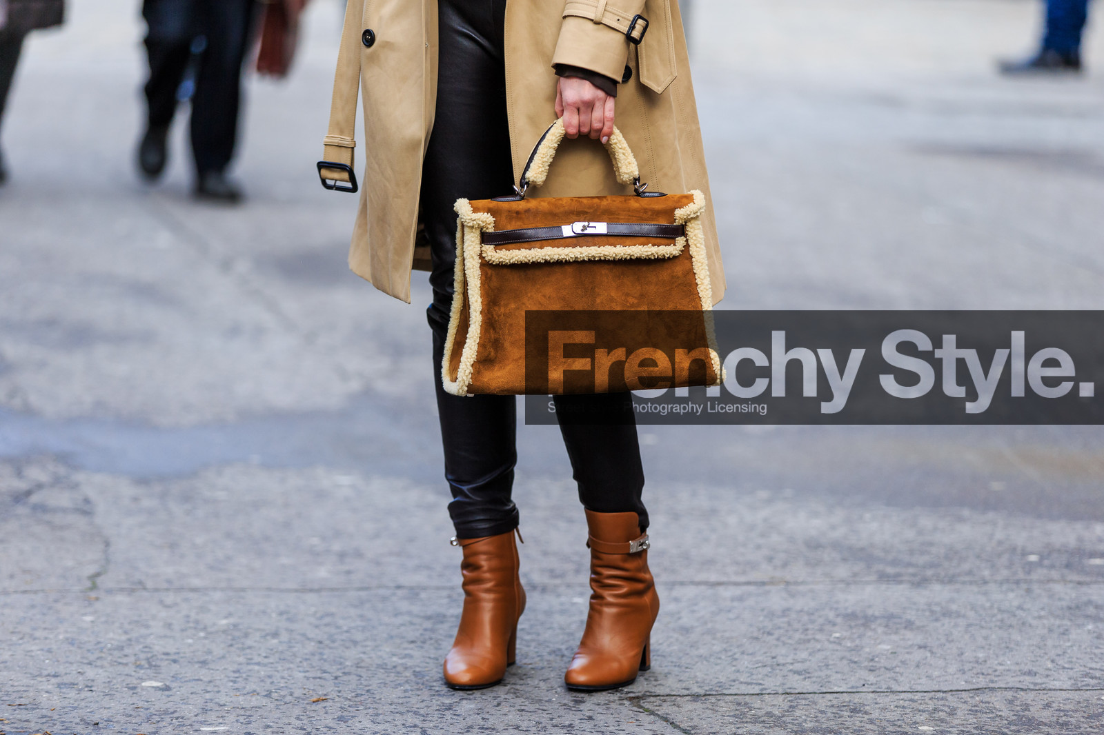 atmosphere details, AUTUMN WINTER 2016-2017, AW 16-17, beige coat, black pants, brown bag, brown boots, detail, FALL WINTER 2016-2017, fashion week, frenchystyle, fur bag, FW, FW 16-17, hermès, high heels, horizontal, jonathan paciullo, kelly bag, leather boots, leather pants, PARIS, PFW, street style, suede bag, trench coat, trousers