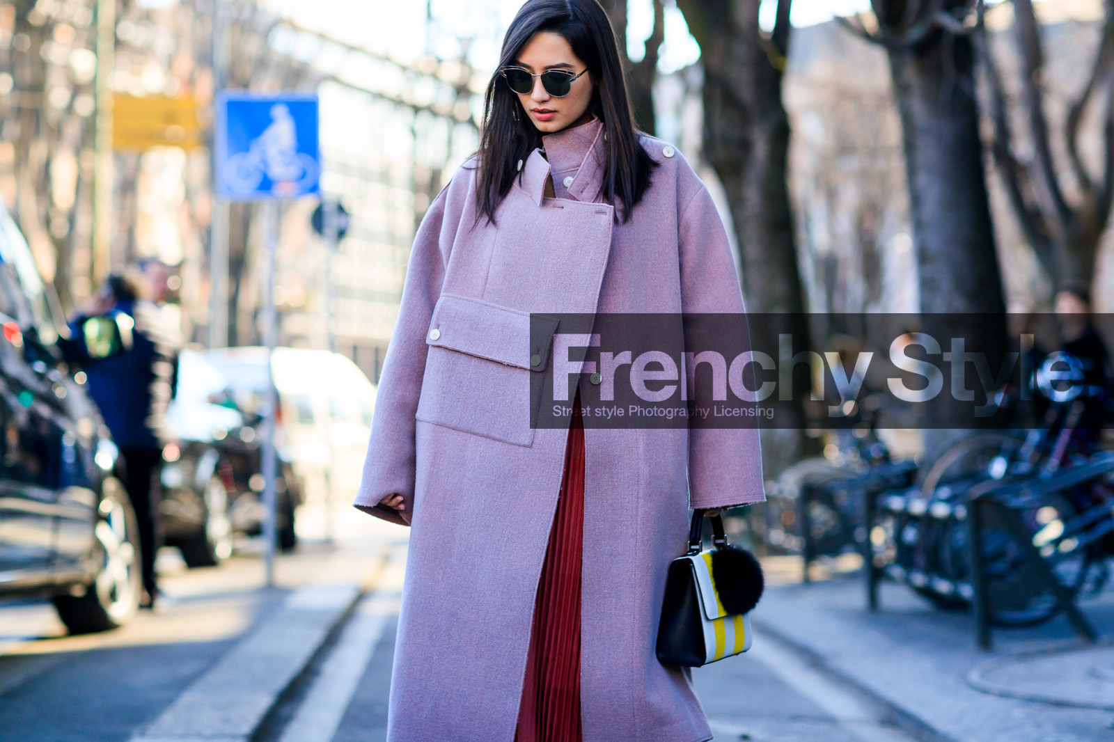 atmosphere details, AUTUMN WINTER 2017-2018, AW 17-18, detail, FALL WINTER 2017-2018, fashion week, frenchystyle, FW, FW 17-18, graphic bag, horizontal, jonathan paciullo, leather bag, MFW, MILAN, pink coat, pleated skirt, printed bag, red skirt, street style, striped bag, sunglasses, yellow bag