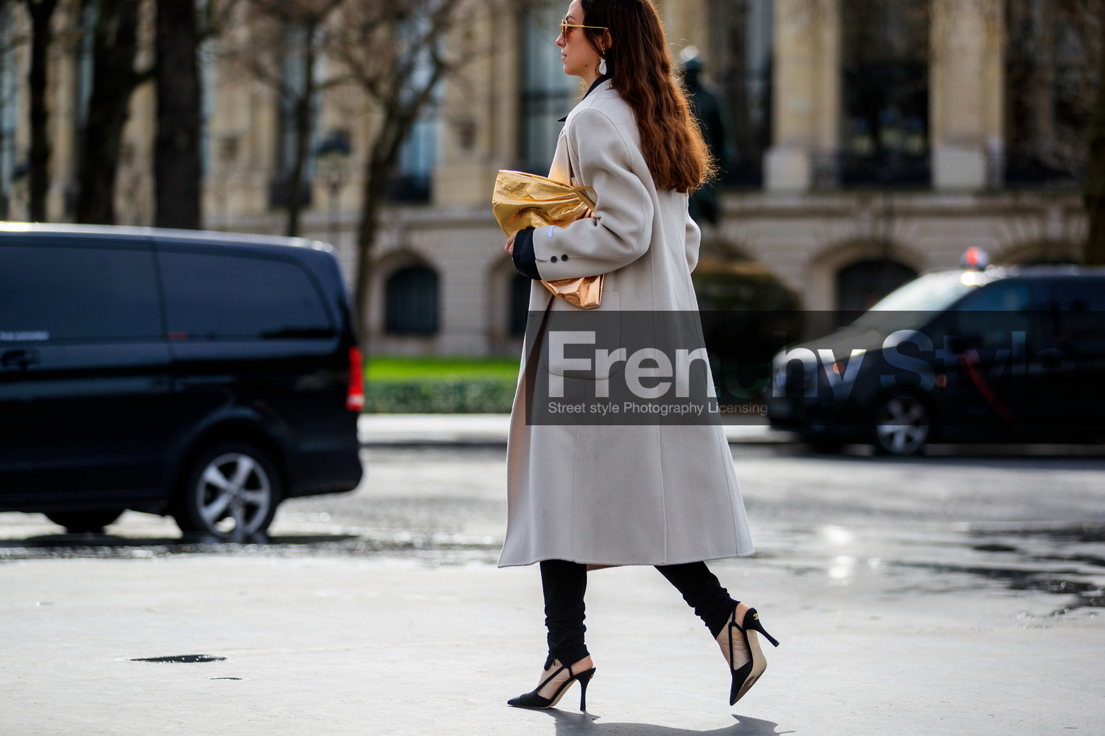 erika boldrin, light beige coat, golden clutch, metalic frame sunglasses, black pants, tight pants, black suede shoes, black leather shoes, high heels shoes, sling back shoes, chanel shoes, back details, fashion week, frenchystyle, FW, jonathan paciullo, street style, PFW, PARIS, horizontal, atmosphere details, detail