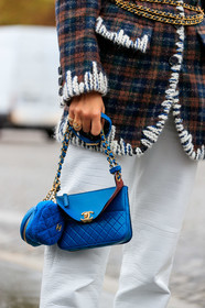 jen wonders, chanel bag, chanel jacket, chanel belt, blue leather bag, quilted bag, hand bag, round shape bag, mini bag, white leather pants, animal skin pants, brown jacket, checked jacket, tweed jacket, woolen jacket, embroidered jacket, golden belt, chain belt, chain strap bag, belted jacket, chanel total look, PARIS, PFW, SPRING SUMMER 2020, SS 20, fashion week, frenchystyle, FW, jonathan paciullo, street style, vertical, atmosphere details, detail