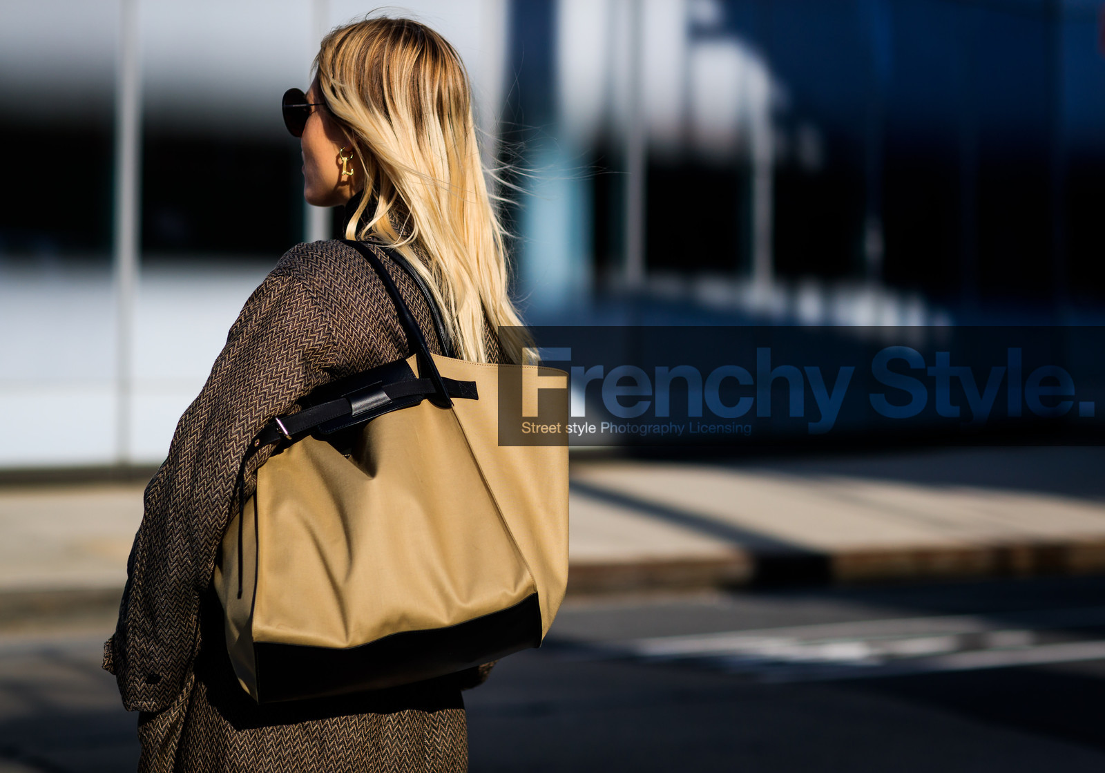 beige bag, grey coat, leather bag, sunglasses, street style, jonathan paciullo, FW, frenchystyle, fashion week, NYFW, NEW YORK, AUTUMN WINTER 2018-2019, AW 18-19, FALL WINTER 2018-2019, FW 18-19, atmosphere details, horizontal, detail, linda tol