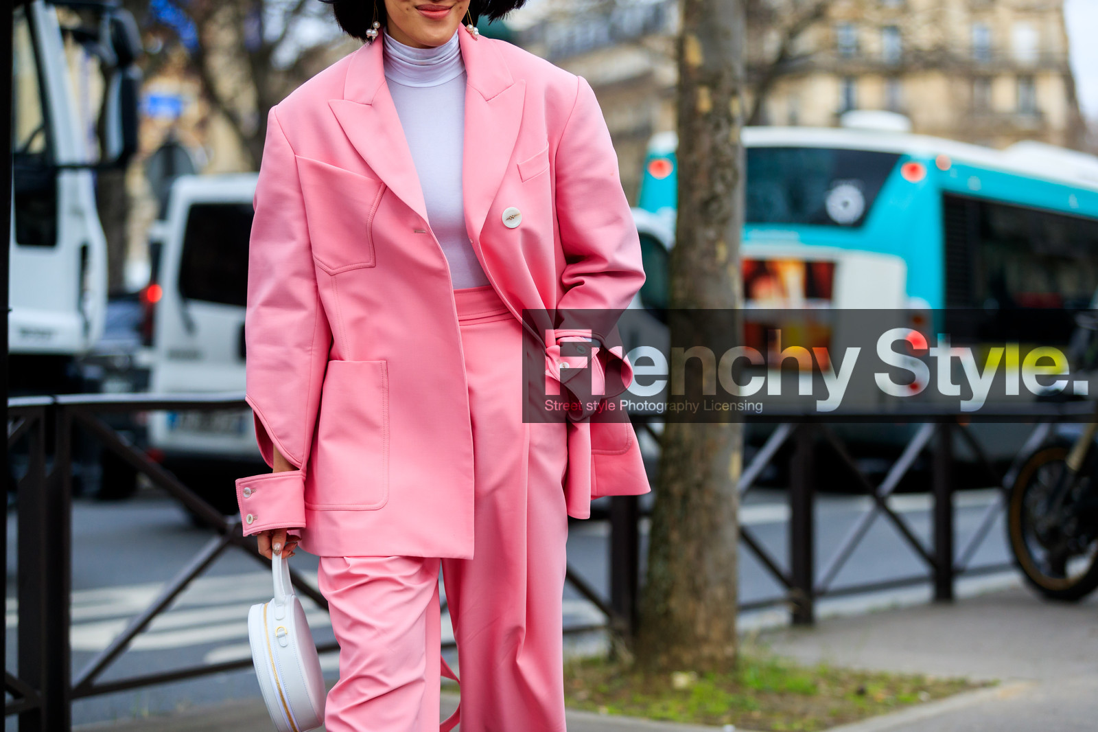 earrings, leather bag, mansur gabriel, pink jacket, pink pants, pink suit, trousers, white bag, white top, street style, jonathan paciullo, FW, frenchystyle, fashion week, PFW, PARIS, AUTUMN WINTER 2018-2019, FALL WINTER 2018-2019, FW 18-19, horizontal, atmosphere details, Tiffany Hsu
