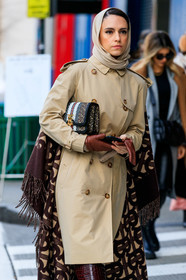 marwa meme biltagi, beige trench coat, beige scarf, brown scarf, woolen scarf, brown leather bag, brown leather clutch, burberry bag, burberry coat, burberry trench coat, monogrammed bag, monogrammed scarf, monogrammed trench coat, striped bag, fashion week, frenchystyle, FW, jonathan paciullo, street style, FALL WINTER 2020-2021, AUTUMN WINTER 2020-2021, FW 20-21, vertical, atmosphere details, detail, NYFW, NEW YORK