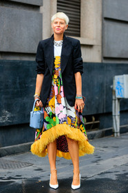 black jacket, oversize jacket, white t-shirt, white leather pumps, floral printed dress, strapless dress, feather details, feather details dress, asymetrical dress, yellow dress, vintage printed dress, 60's look, multicolor dress, silvered necklace, big chain necklace, light blue leather bag, mini bag, hand bag, pearl bracelet, shell bracelet, lucky charm bracelet, multi bracelet, elisa nalin, street style, jonathan paciullo, FW, frenchystyle, fashion week, MFW, MILAN, SPRING SUMMER 2021, SS 21, vertical, full length