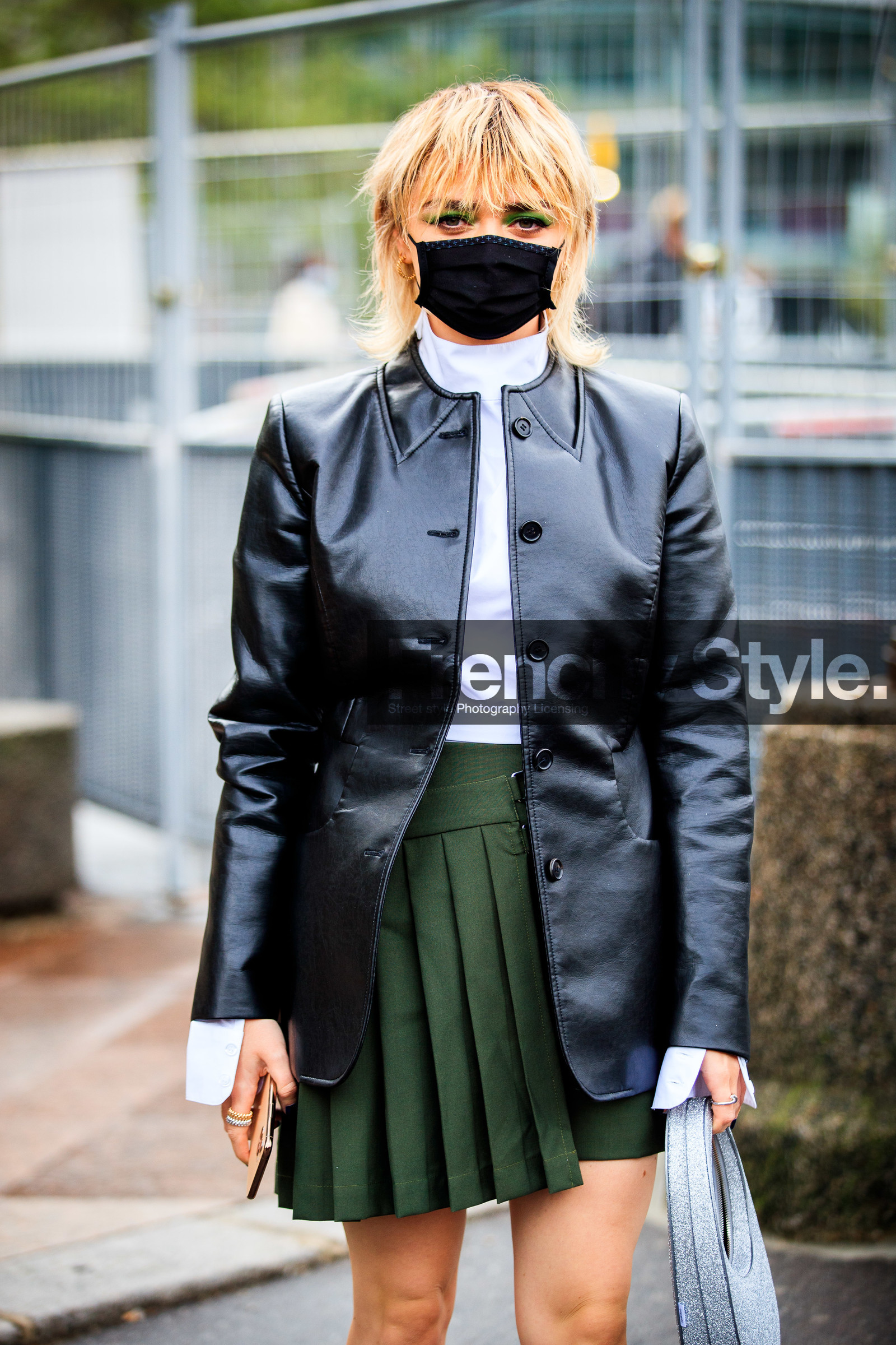 maisie williams, black leather jacket, white blouse, high collar blouse, kaki skirt, mini skirt, pleated skirt, coperni jacket, green eyeshadows, coperni skirt, coperni look, covid face mask, fashion week, frenchystyle, FW, jonathan paciullo, street style, PFW, PARIS, SPRING SUMMER 2021, SS 21, vertical, atmosphere details, detail