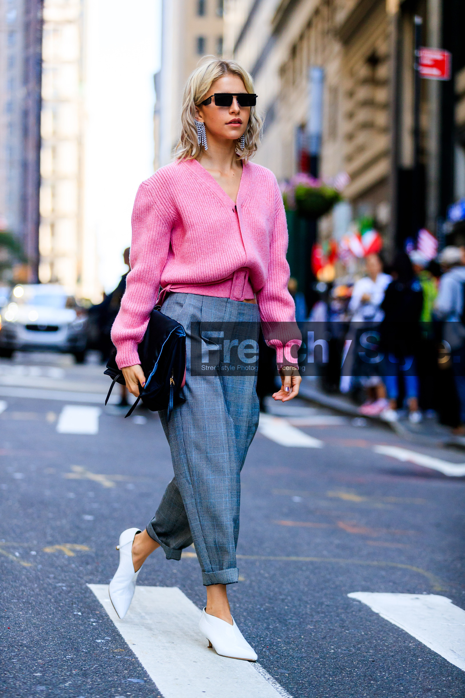black bag, caro daur, earrings, fashion week, frenchystyle, full length, FW, grey pants, high heels, jonathan paciullo, leather bag, leather shoes, NEW YORK, NYFW, pink sweater, SPRING SUMMER 2018, SS 18, street style, trousers, vertical, white shoes