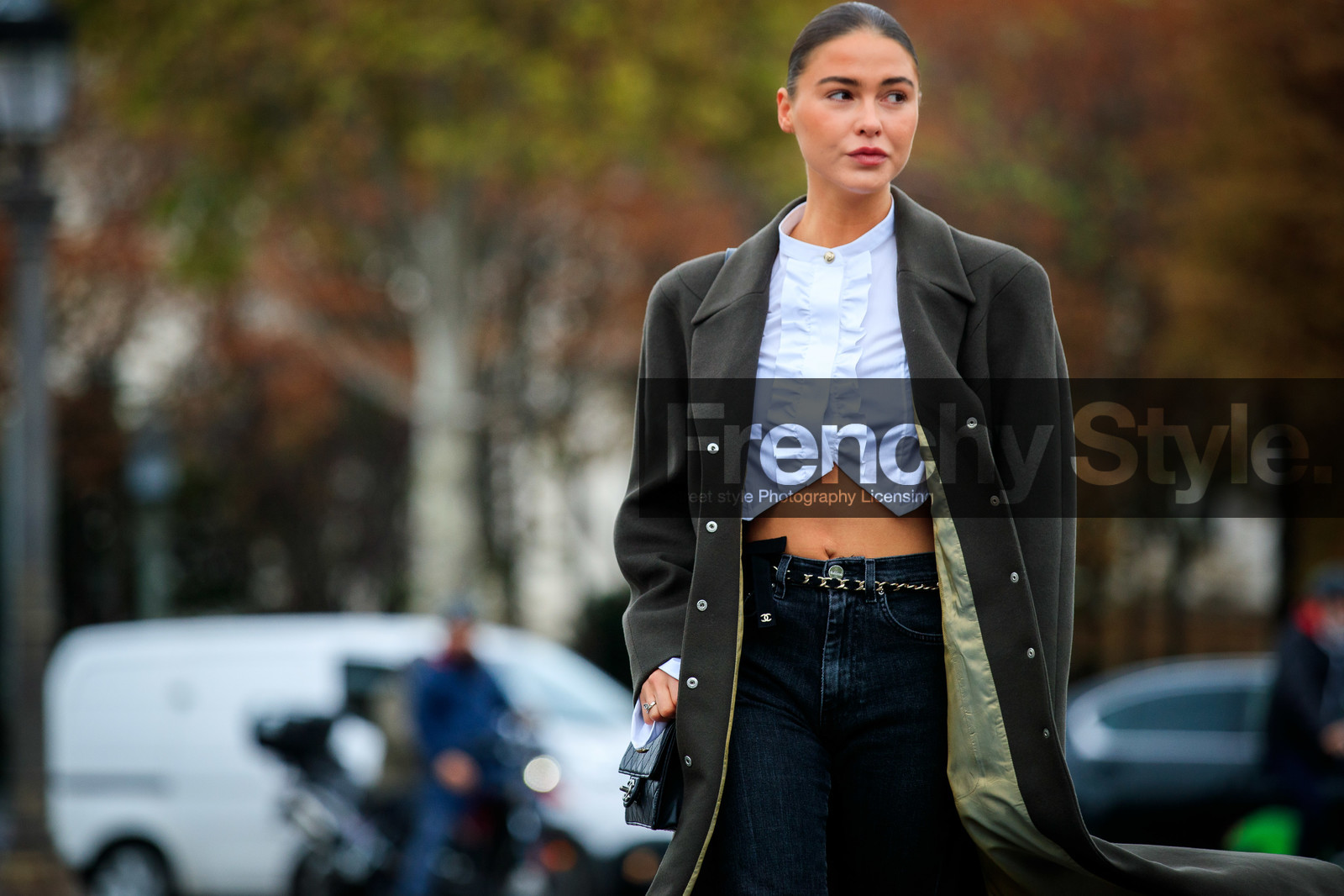 sophia roe, kaki coat, white shirt, cropped shirt, ruffle shirt, chanel belt, chanel shirt, chanel coat, chanel total look, metalic belt, golden belt, chain belt, PARIS, PFW, fashion week, frenchystyle, FW, jonathan paciullo, street style, SPRING SUMMER 2021, SS 21, horizontal, atmosphere details, detail