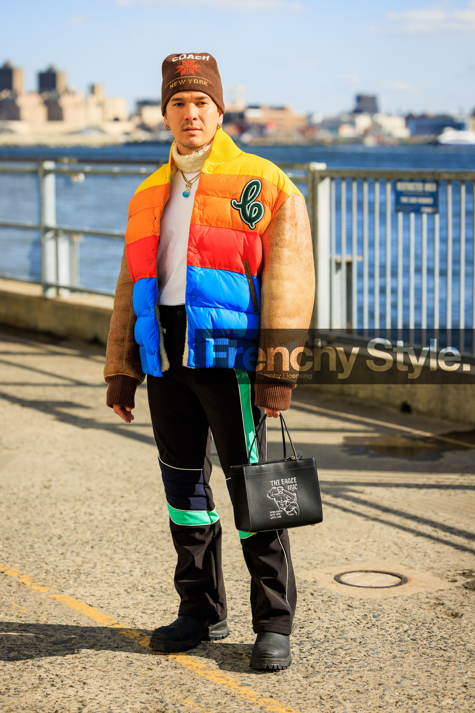 multicolor winter jacket, puffy jacket, ski look, puffed pants, black printed pants, brown beanie, printed beanie, winter boots, black boots, black handbag, white turtleneck top, pendant necklace, fashion week, frenchystyle, FW, jonathan paciullo, street style, NYFW, NEW YORK, AUTUMN WINTER 2022-2023, FALL WINTER 2022_2023, FW 22-23, vertical, full length