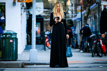 cut out black long dress, blue cavas bag, jessie andrews, fashion week, frenchystyle, FW, jonathan paciullo, street style, NYFW, NEW YORK, AUTUMN WINTER 2022-2023, FALL WINTER 2022_2023, FW 22-23, atmosphere details, horizontal, full length