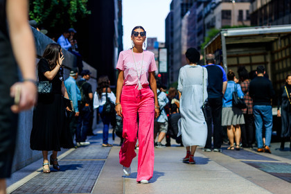 atmosphere details, corduroy, fashion week, frenchystyle, full length, fun sunglasses, FW, giovanna battaglia, horizontal, jonathan paciullo, leather bag, leather shoes, NEW YORK, NYFW, pink bag, pink pants, pink t shirt, printed t shirt, SPRING SUMMER 2018, SS 18, street style, sunglasses, trousers