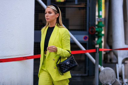 neon yellow jacket, neon yellow pants, neon yellow suits, black leather bag, black top, black headband, velvet headband, chanel bag, quilted bag, hand bag, cropped top, fashion week, frenchystyle, FW, jonathan paciullo, street style, SPRING SUMMER 2020, SS 20, PFW, PARIS, horizontal, atmosphere details, detail