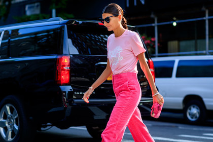 atmosphere details, corduroy, detail, fashion week, frenchystyle, fun sunglasses, FW, giovanna battaglia, horizontal, jonathan paciullo, NEW YORK, NYFW, pink pants, pink t shirt, printed t shirt, SPRING SUMMER 2018, SS 18, street style, sunglasses, trousers