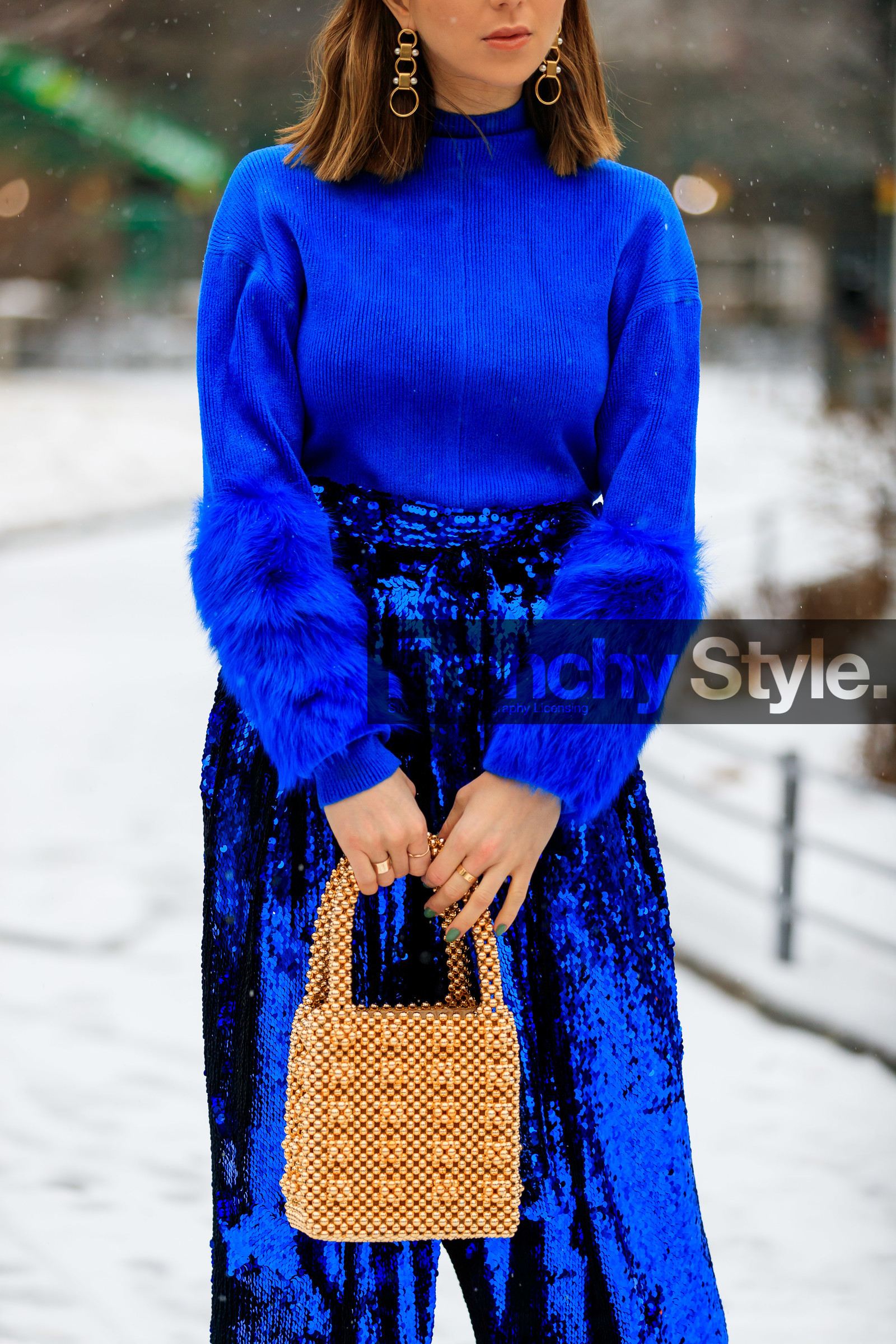 beige bag, blue pants, blue sweater, earrings, leather bag, sequined pants, shiny pants, trousers, street style, jonathan paciullo, frenchystyle, NYFW, NEW YORK, AUTUMN WINTER 2019-2020, AW 19-20, FALL WINTER 2019-2020, FW 19-20, fashion week, FW, vertical, atmosphere details, detail