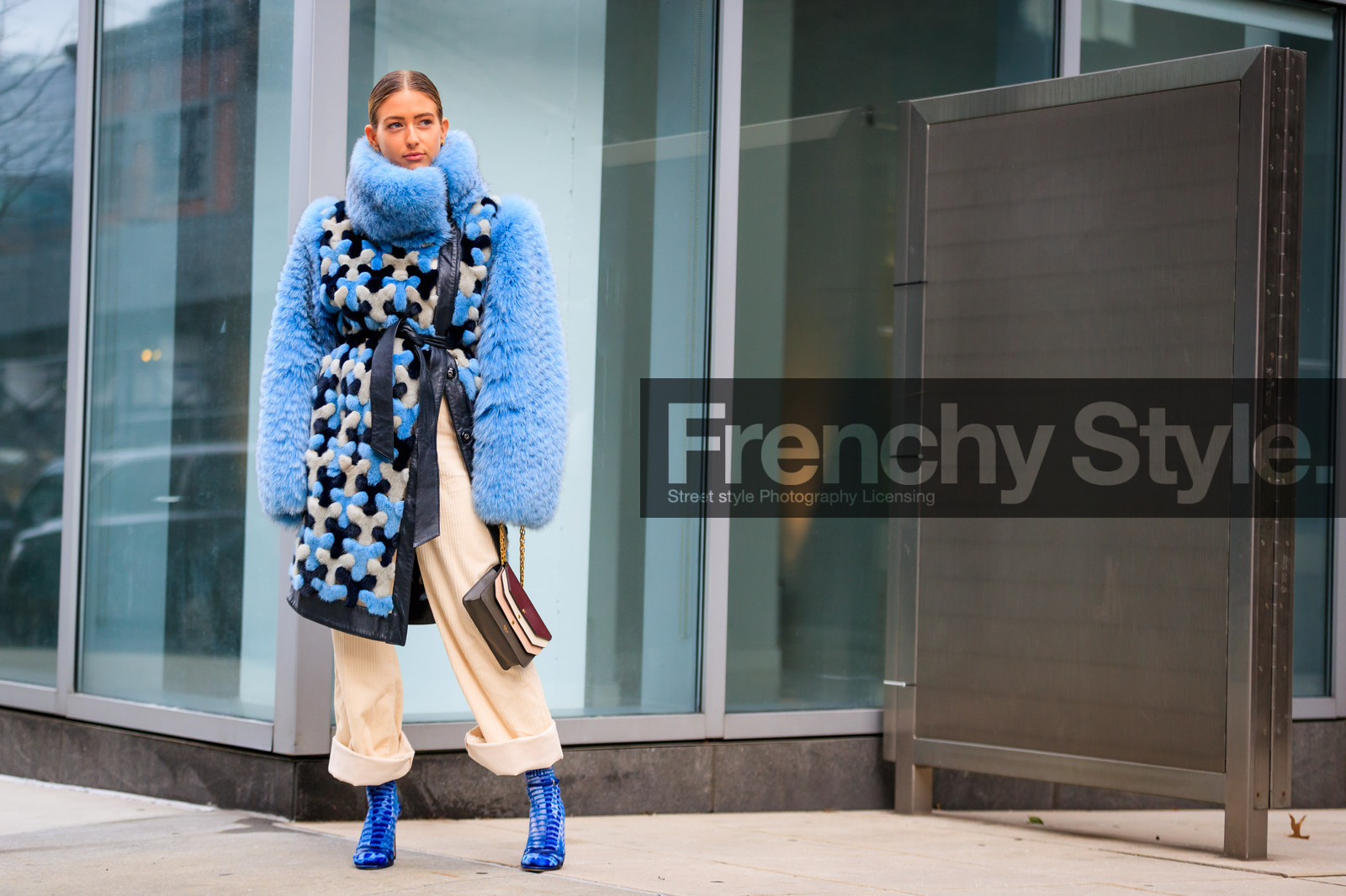 blue boots, blue fur coat, blue jacket, fur jacket, high heels, leather bag, leather shoes, mulberry, trousers, white pants, street style, jonathan paciullo, FW, frenchystyle, fashion week, NYFW, NEW YORK, AUTUMN WINTER 2018-2019, AW 18-19, FALL WINTER 2018-2019, FW 18-19, atmosphere details, horizontal, full length, emili sindlev