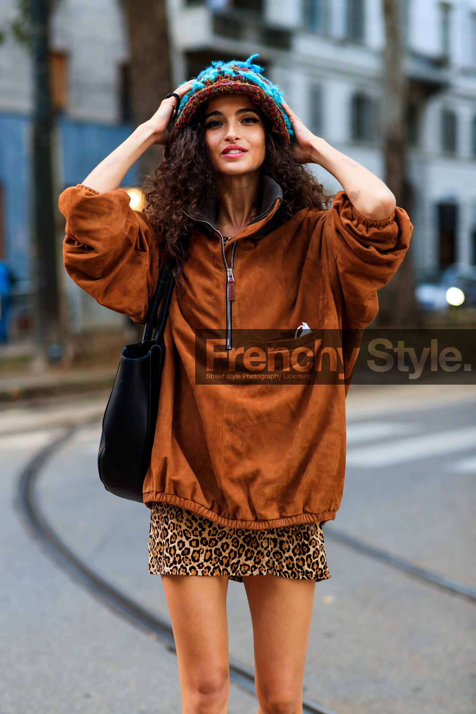 brown sweathirt, suede jacket, suede sweatshirt, camel jacket, camel sweatshirt, leopard printed skirt, mini skirt, knit hat, brown hat, blue hat, sparkling hat, chiara scelsi, street style, jonathan paciullo, FW, frenchystyle, fashion week, MFW, MILAN, SPRING SUMMER 2021, SS 21, vertical, detail, model