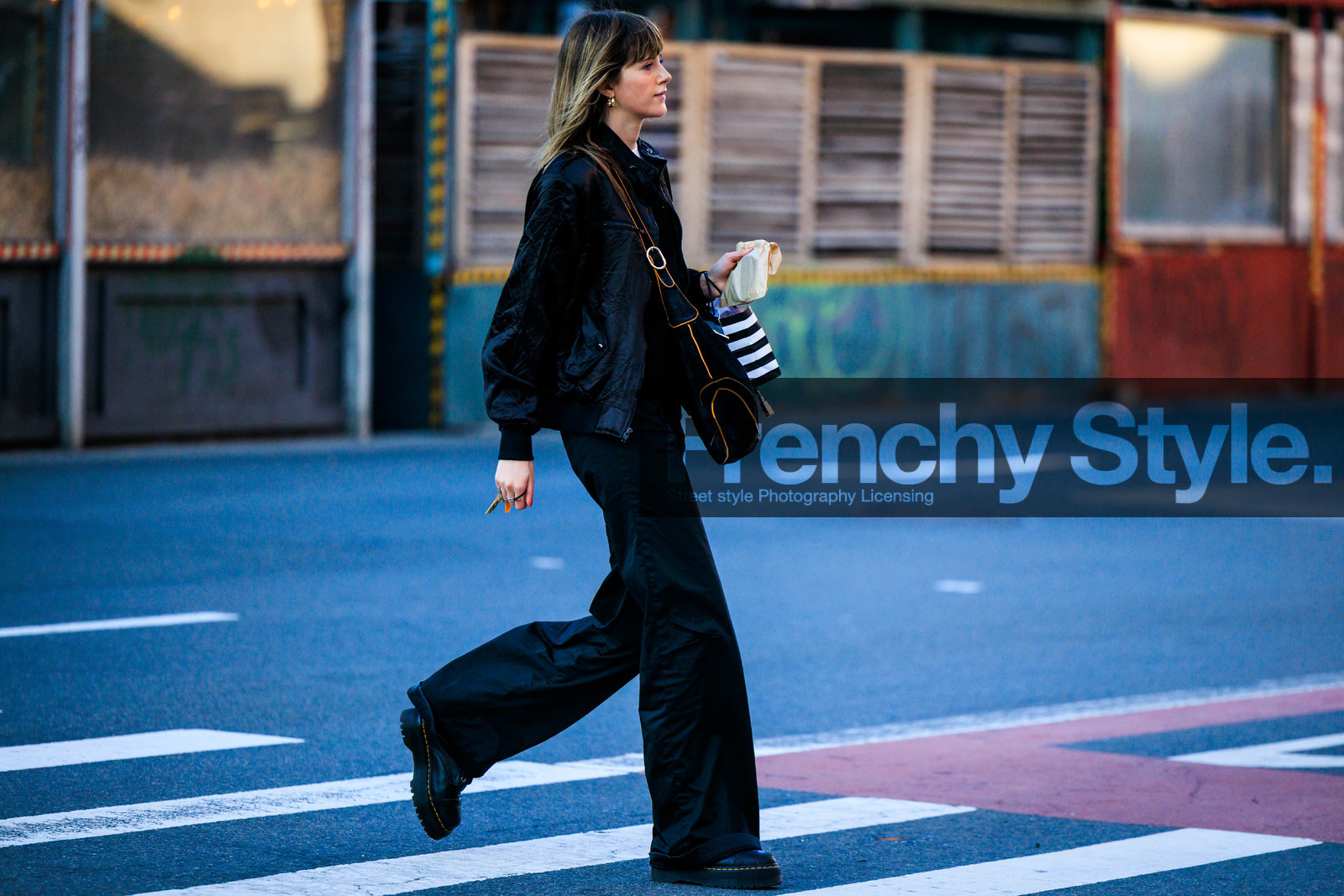 wied leg black trousers, black full look, black crossbody bag, black bomber jacket, fashion week, frenchystyle, FW, jonathan paciullo, street style, NYFW, NEW YORK, AUTUMN WINTER 2022-2023, FALL WINTER 2022_2023, FW 22-23, atmosphere details, horizontal, full length