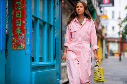 atmosphere details, detail, fashion week, FLORI, florrie thomas, frenchystyle, FW, horizontal, jonathan paciullo, leather bag, LFW, LONDON, net shopper, pink jumpsuit, SPRING SUMMER 2018, SS 18, street style, trousers, yellow bag