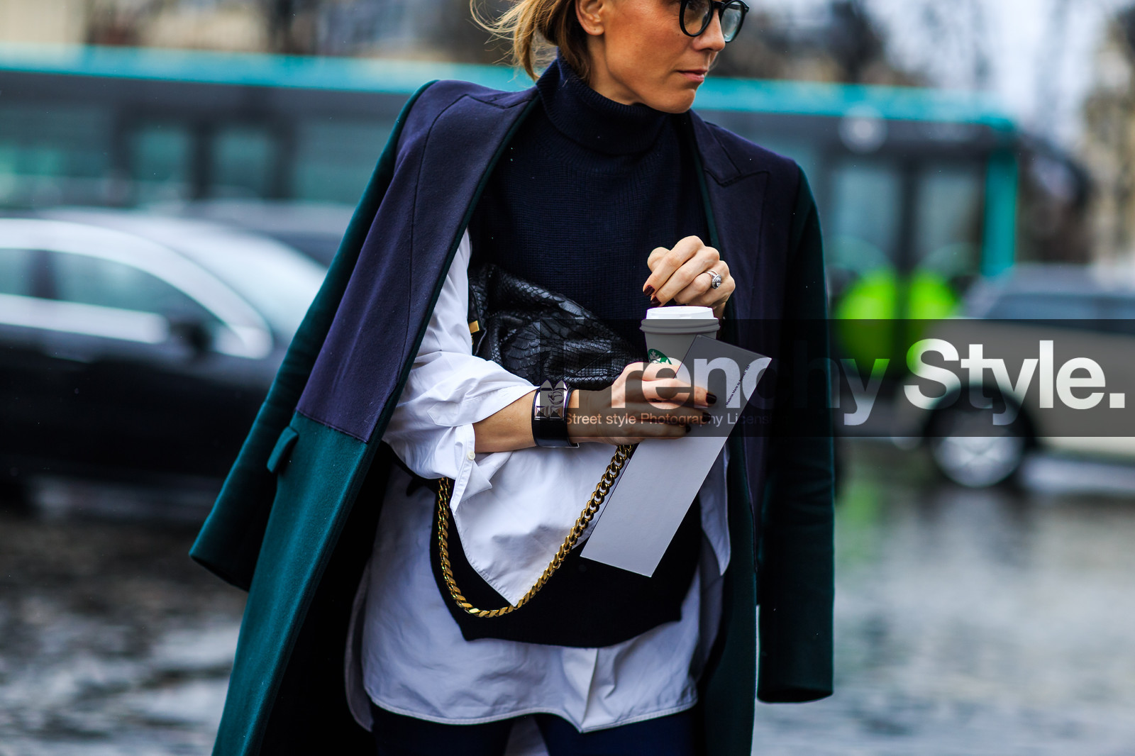 atmosphere details, AUTUMN WINTER 2016-2017, AW 16-17, black bag, black turtleneck, blue coat, collier de chien bracelet, detail, FALL WINTER 2016-2017, fashion week, frenchystyle, FW, FW 16-17, hermès, horizontal, jonathan paciullo, leather bag, over the shoulder, PARIS, PFW, street style, sunglasses, white shirt