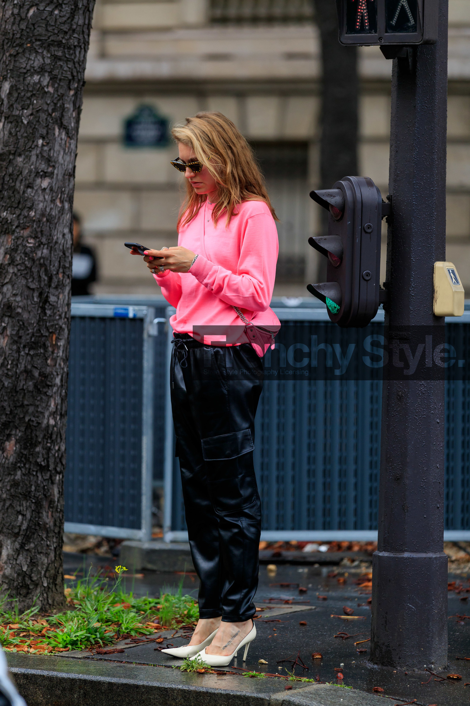 jessica minkoff, pink pullover, pink leather bag, balenciaga bag, balenciaga pullover, black pants, satin pants, multi pocket pants, crossbody bag, silvered chain strap bag, military pants, white leather shoes, high heels shoes, sharp end shoes, monogrammed bag, belt bag, PARIS, PFW, SPRING SUMMER 2020, SS 20, fashion week, frenchystyle, FW, jonathan paciullo, street style, vertical, full length