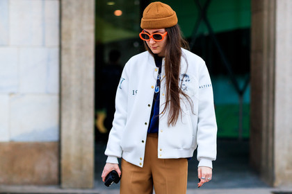atmosphere details, AUTUMN WINTER 2017-2018, AW 17-18, brown beanie, brown pants, detail, FALL WINTER 2017-2018, fashion week, frenchystyle, fun sunglasses, FW, FW 17-18, horizontal, jonathan paciullo, MFW, MILAN, street style, sunglasses, teddy jacket, trousers, white jacket