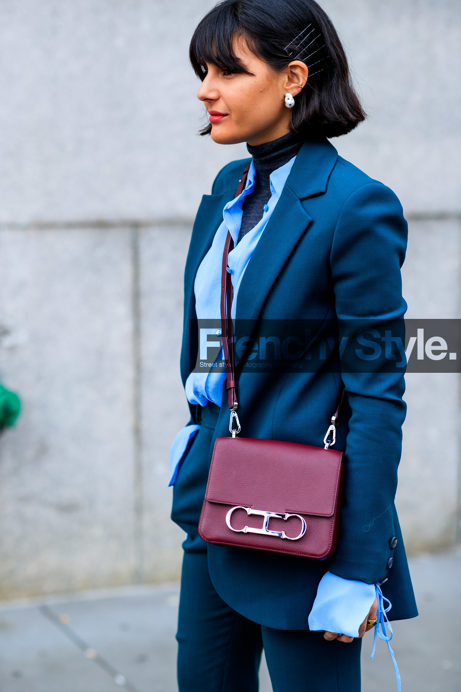 blazer, blue jacket, blue pants, blue shirt, blue suit, carolina herrera, earrings, hair clip, leather bag, maria bernad, pearls, red bag, trousers, street style, jonathan paciullo, frenchystyle, NYFW, NEW YORK, AUTUMN WINTER 2019-2020, AW 19-20, FALL WINTER 2019-2020, FW 19-20, fashion week, FW, vertical, atmosphere details, detail