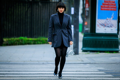 short hair, strass earrings, grey blazer, blazer dress, black tighs, black stilettos, black turtleneck, silve bag, bottega veneta bag, fashion week, frenchystyle, FW, jonathan paciullo, street style, PARIS, PFW, SPRING SUMMER 2022, SS 22, full length