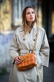 light beige trench coat, orange leather bag, big chain strap bag, golden chain strap bag, crossbody bag, plaited bag, bottega veneta bag, quilted bag, belted trench coat, street style, jonathan paciullo, FW, frenchystyle, fashion week, MFW, MILAN, SPRING SUMMER 2021, SS 21, vertical, detail