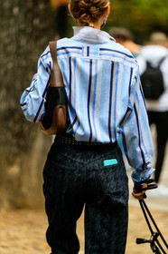 blue shirt, white shirt, striped shirt, houndstooth printed pants, houndstooth printed jeans, black jeans, black bag, camel leather bag, shoulder bag, back details, beige shirt, street style, jonathan paciullo, FW, frenchystyle, fashion week, MFW, MILAN, SPRING SUMMER 2021, SS 21, vertical, detail