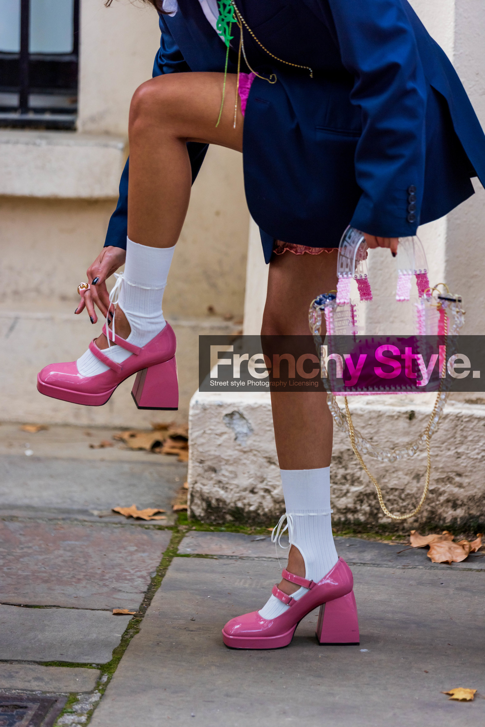 nodaleto, pink, pumps, handbag, mini bag, details, blue, blazer, fashion week, frenchystyle, FW, jonathan paciullo, street style, SS 22, SPRING SUMMER 2022, LFW, LONDON, vertical, atmosphere details, detail