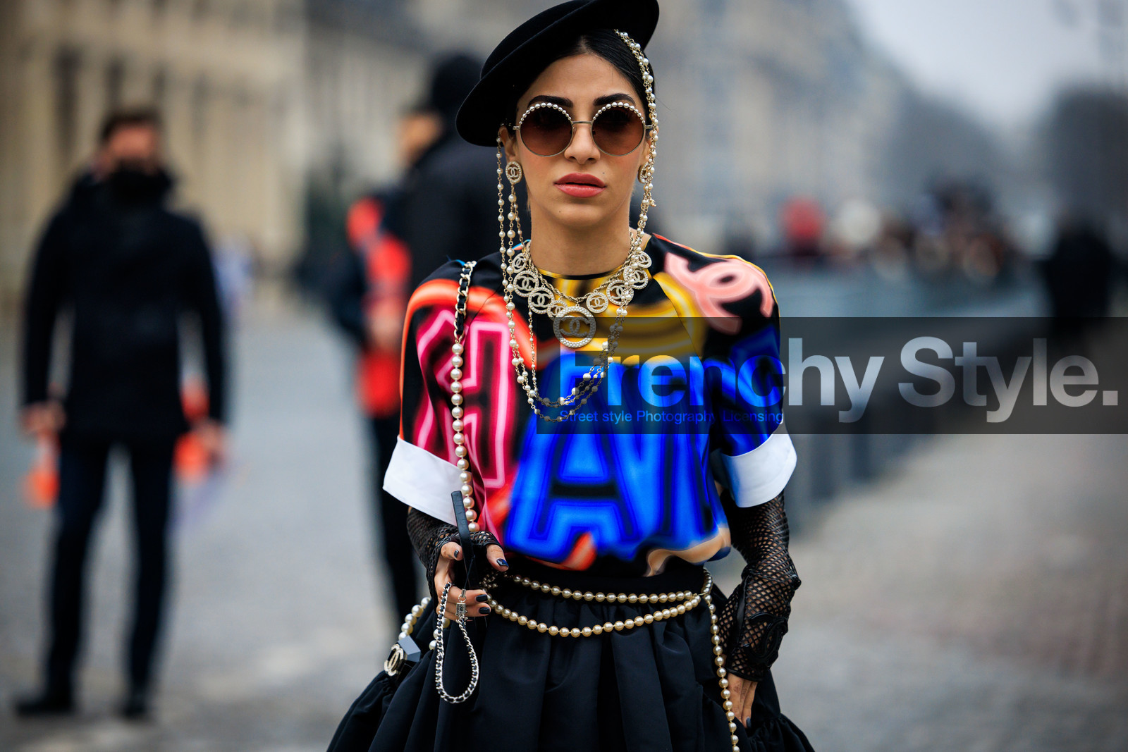 chanel, multicolor tshirt, chanel top, logo top, black sunglasses, rounded glasses, pearl glasses, chanel necklaces, pearl head accesorie, black hat, chanel hat, pearl belt, golden belt, black skirt, fashion week, frenchystyle, FW, jonathan paciullo, street style, PARIS, PFW, SPRING SUMMER 2022, SS 22, atmosphere details, detail, horizontal