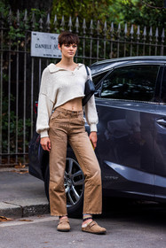 bag, beige knit, beige mules, birkenstock, black bag, brown denim, brown jean, brown mules, Cara Taylor, clogs, crop top, denim, knit, knitwear, leather bag, printed socks, sabots, short hair, socks, suede mules, fashion week, frenchystyle, FW, jonathan paciullo, street style, SPRING SUMMER 2022, SS 22, MFW, MILAN, vertical, full length
