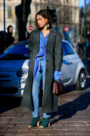 AUTUMN WINTER 2017-2018, AW 17-18, blue denim, blue shirt, bordeaux, brown bag, burgundy, denim pants, FALL WINTER 2017-2018, fashion week, frenchystyle, full length, FW, FW 17-18, green boots, green coat, high heels, jeans, jonathan paciullo, leather bag, leather shoes, MFW, MILAN, printed shirt, red bag, street style, striped shirt, striped shoes, trench coat, trousers, tucked in, vertical