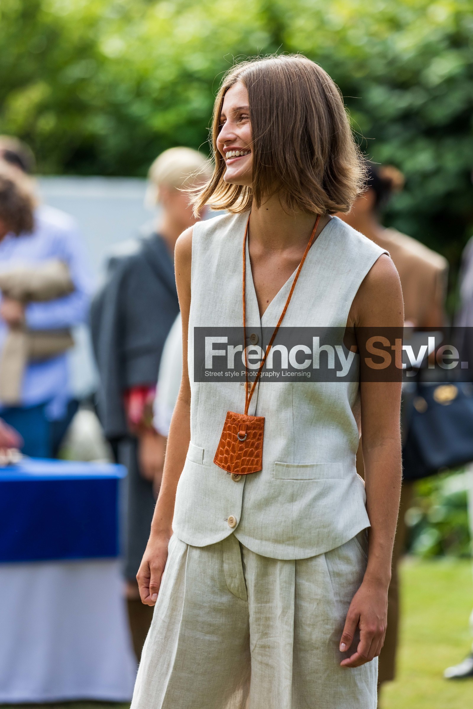 beige pants, beige suit, beige waistcoat, camel card holder, card holder, croco card holder, linen waistcoat, linen pants, mini bag, pleated pants, suit, waistcoat, fashion week, frenchystyle, FW, jonathan paciullo, street style, SPRING SUMMER 2022, SS 22, COPENHAGEN, CPHFW, vertical, atmosphere details