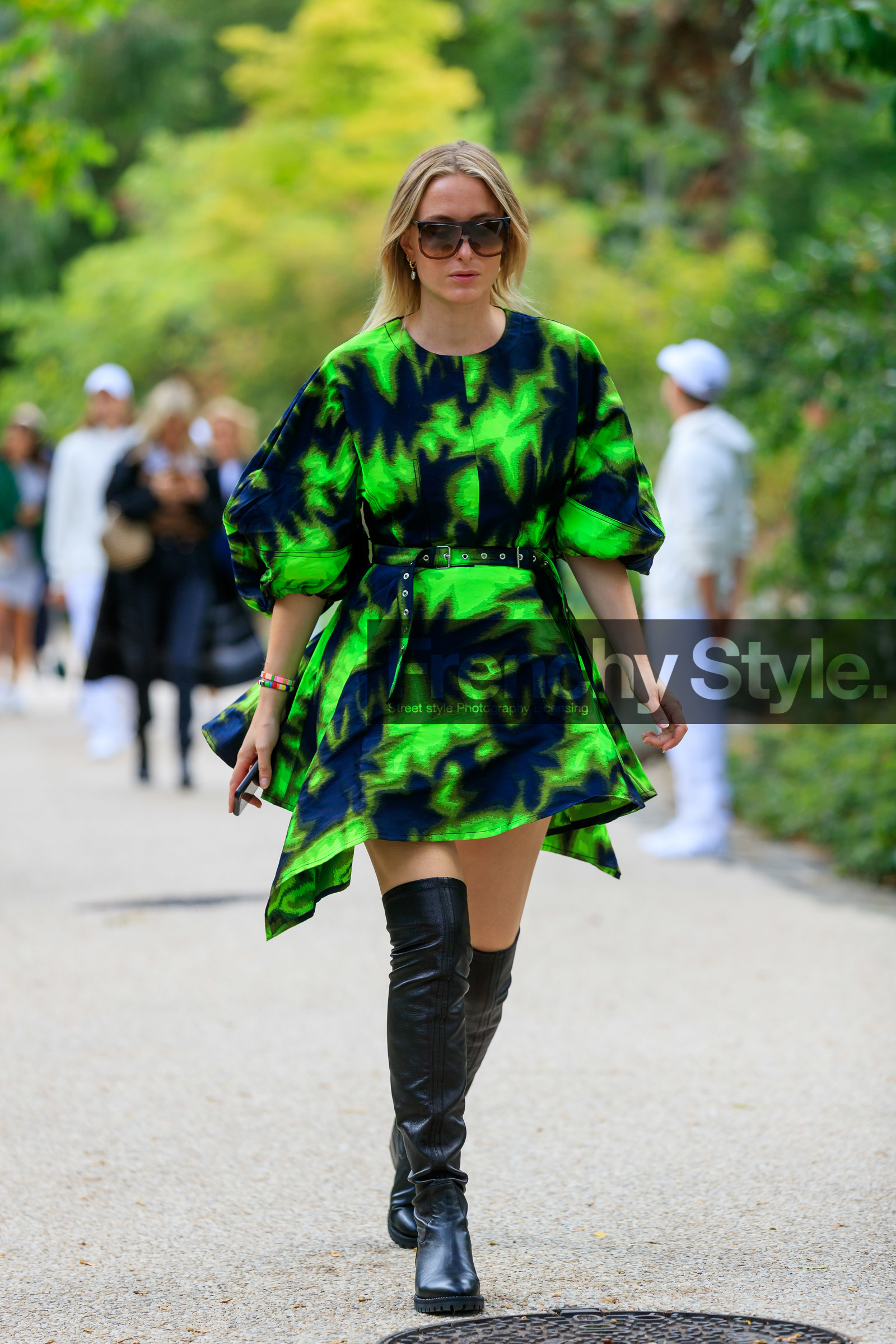 neon green dress, navy blue dress, tie and dye dress, asymetrical dress, mini dress, short sleeves dress, belted dress, scale sunglasses, big sunglasses, high boots, black leather boots, lucky charm bracelet, pearl bracelet, multicolor bracelet, PARIS, PFW, SPRING SUMMER 2020, SS 20, fashion week, frenchystyle, FW, jonathan paciullo, street style, vertical, full length