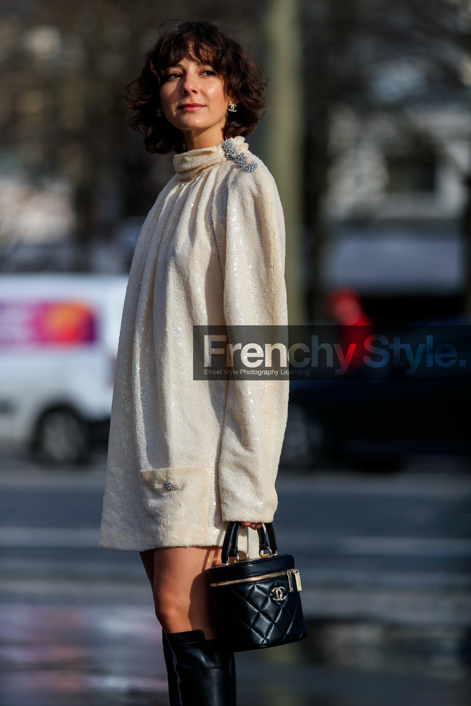 alyssa coscarelli, white dress, sequins dress, high collar dress, long sleeves dress, mini dress, chanel bag, chanel dress, chanel earrings, black leather bag, box bag, hand bag, quilted bag, logo earrings, strassed earrings, strassed dress, fashion week, frenchystyle, FW, jonathan paciullo, street style, PFW, PARIS, vertical, atmosphere details, detail