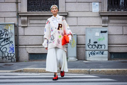 Amalie Gassmann, badge, bow shirt, cardigan, color, colored bag, fluo green eyeliner, green eyeliner, makeup, orange bag, orange pouch, pleated skirt, print, printed cardigan, printed knit, shirt, skirt, white cardigan, white shirt, white skirt, red shoes, leather shoes, long skirt, fashion week, frenchystyle, FW, jonathan paciullo, street style, SPRING SUMMER 2022, SS 22, MFW, MILAN, atmosphere details, horizontal, full length