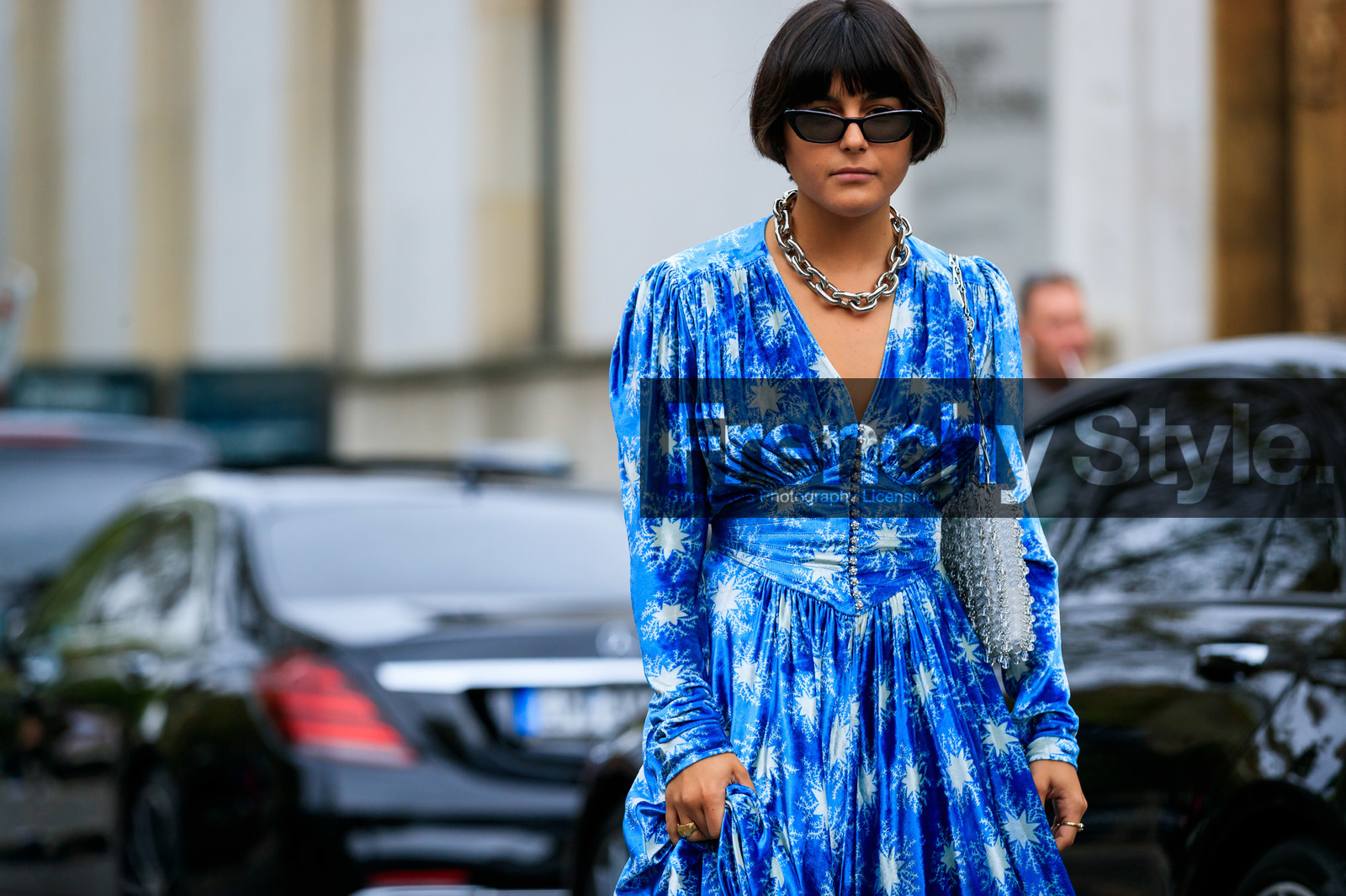 maria bernad, floral printed dress, light blue dress, velvet dress, big chain necklace, silvered necklace, button dress, strassed dress, low necked dress, long sleeves dress, drape dress, paco rabanne dress, paco rabanne necklace, paco rabanne bag, shoulder bag, sheer bag, plastic bag, butterfly sunglasses, long dress, corset dress, fashion week, frenchystyle, FW, jonathan paciullo, street style, SPRING SUMMER 2020, SS 20, PFW, PARIS, horizontal, atmosphere details, detail