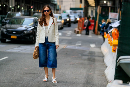erika boldrin, bottega veneta bag, beige clutch, light beige clutch, white leather sandals, kitten heels sandals, blue jeans, cropped jeans, denim, denim bermuda shorts, white jacket, white t-shirt, blue sunglasses, golden necklace, big necklace, plaited necklace, fashion week, frenchystyle, FW, jonathan paciullo, street style, NYFW, NEW YORK, AUTUMN WINTER 2020-2021, FALL WINTER 2020-2021, FW 20-21, horizontal, atmosphere details, full length