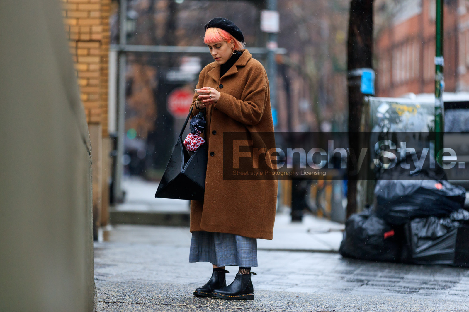 beret, black bag, black hat, black shoes, brown coat, dyed hair, graphic bag, leather bag, leather shoes, street style, jonathan paciullo, FW, frenchystyle, fashion week, NYFW, NEW YORK, AUTUMN WINTER 2018-2019, AW 18-19, FALL WINTER 2018-2019, FW 18-19, atmosphere details, horizontal, full length