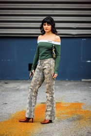 coperni top, green top, big loop earrings, snake pants, animal print pants, brown boots, coperni bag, printed handbag, coperni, maria bernad, street style, jonathan paciullo, FW, frenchystyle, fashion week, AUTUMN WINTER 2022-2023, FALL WINTER 2022_2023, FW 22-23, PFW, PARIS, full length, vertical