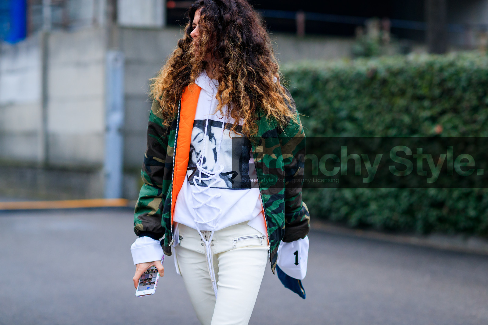 atmosphere details, AUTUMN WINTER 2017-2018, AW 17-18, bomber jacket, camo jacket, camouflage, denim pants, detail, FALL WINTER 2017-2018, fashion week, frenchystyle, FW, FW 17-18, green jacket, hoodie, horizontal, jeans, jonathan paciullo, MFW, MILAN, military jacket, printed jacket, printed sweater, street style, trousers, white denim, white pants, white sweater