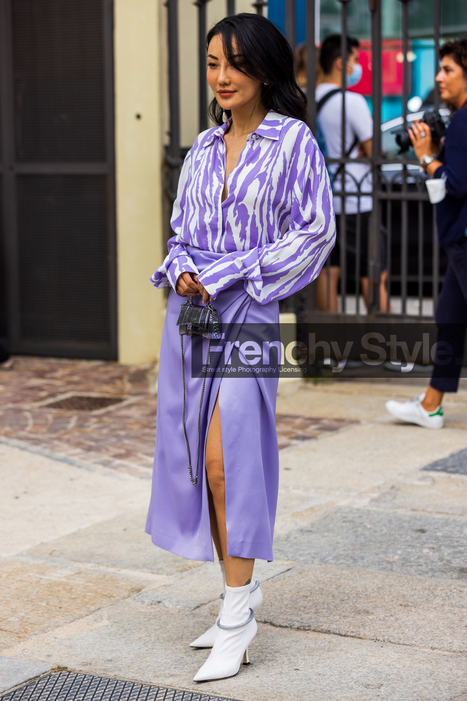 animal pribt, bag, balenciaga bag, boots, croco bag, Jessica Wang, lila look, lila monochrome, lila shirt, lila skirt, long skirt, mini bag, monochrome, print, printed shirt, satined skirt, shirt, silver bag, skirt, splited skirt, zebra print, zebra shirt, fashion week, frenchystyle, FW, jonathan paciullo, street style, SPRING SUMMER 2022, SS 22, MFW, MILAN, vertical, full length
