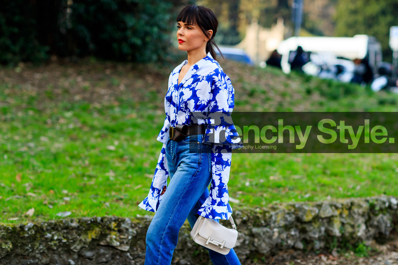 atmosphere details, AUTUMN WINTER 2017-2018, AW 17-18, black belt, blue denim, blue shirt, denim pants, detail, evangelie smyrniotaki, FALL WINTER 2017-2018, fashion week, frenchystyle, FW, FW 17-18, horizontal, jeans, jonathan paciullo, leather bag, leather belt, MFW, MILAN, printed shirt, street style, trousers, white bag